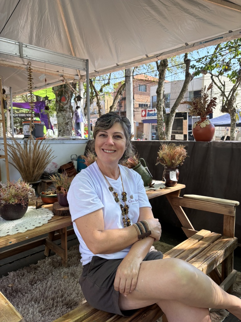 Dréa, artesã da Casa da Dréa, em sua banca de feira